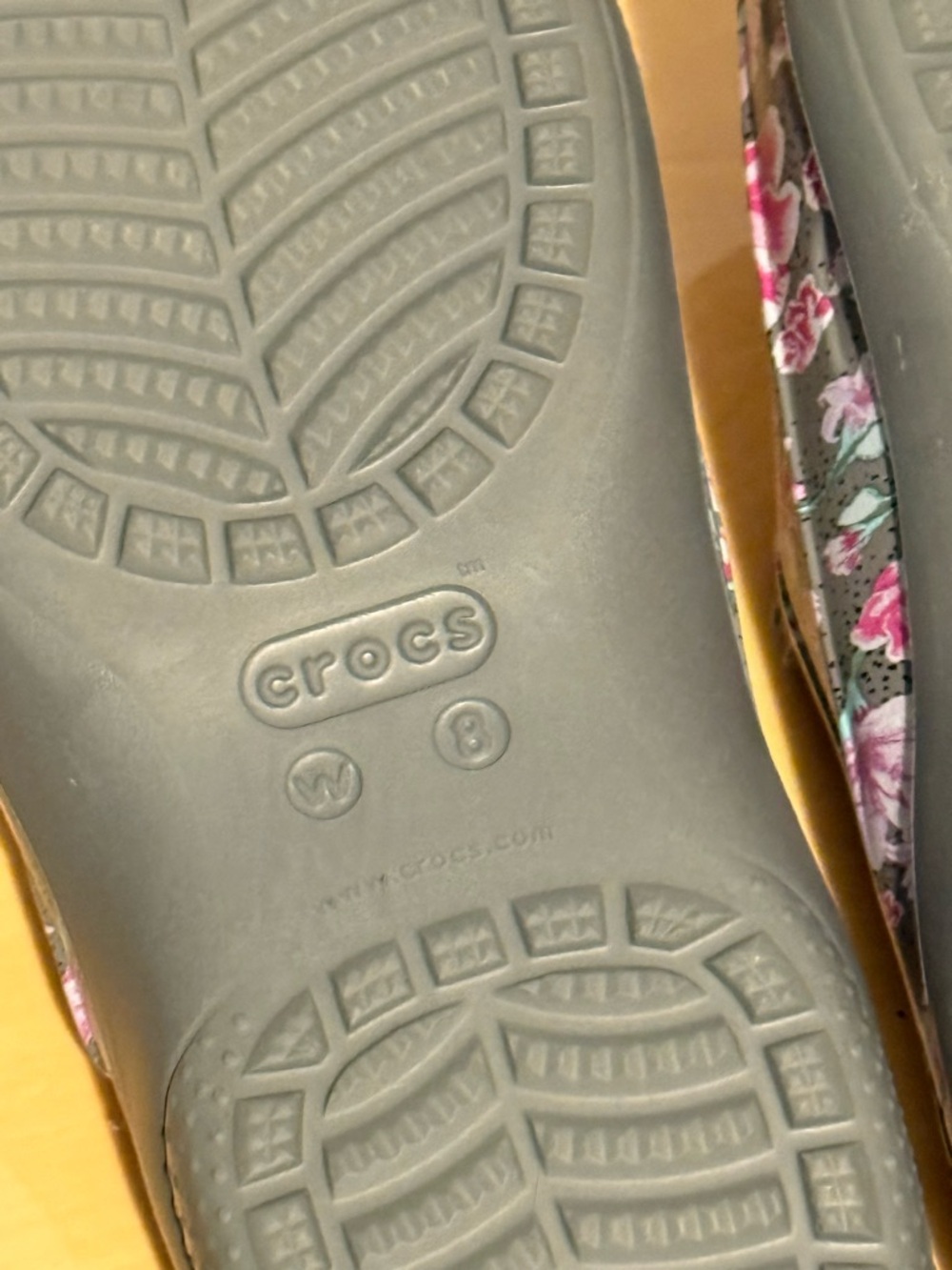 Crocs Freesail graphic lined croc, women’s 8, floral, fleece lined, gray, pink - Picture 7 of 7
